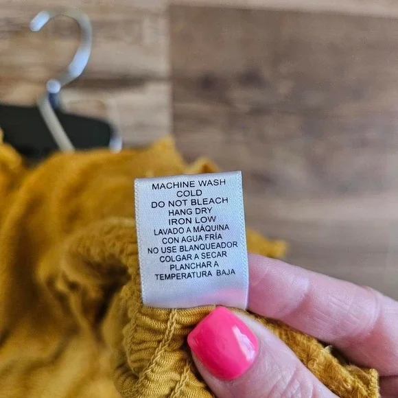 Yellow off the shoulder crop top with ruffles and elastic band. Size: L - Picture 4 of 5